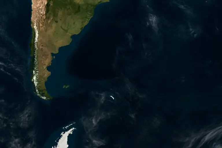 Imagem de satélite mostrando o extremo sul da América do Sul e a Península Antártica, separados pelo Mar de Drake, com destaque para o formato semelhante entre as duas regiões